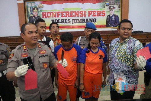 (kiri) Kapolres Jombang AKBP Boby Pa'ludin Tambunan menunjukkan baranh bukti kasus pembunuhan guru SMP di Jombang pada pers rilis di Mapolres Jombang. (Foto : Adi Rosul / JombangTIMES)