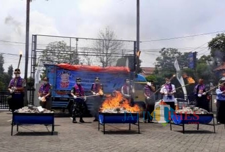 Pemusnahan 1 juta batang rokok ilegal. (dok MalangTimes)