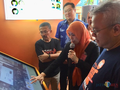 Kanan Ketua KPU RI Arief Budiman saat melihat digitalisasi Rumah Pintar Pemilu (RPP) di Kawasan Jawa Timur Park 1, jalan Kartika, Kelurahan Sisir, Kecamatan Batu, Jumat (24/1/2020). (Foto: Irsya Richa/MalangTIMES)