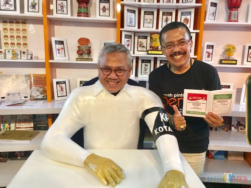 Dari kiri Ketua KPU RI Arief Budiman bersama Wakil Wali Kota Batu Punjul Santoso saat berswafoto di RPP Jawa Timur Park 1, Jumat (24/1/2020). (Foto: Irsya Richa/MalangTIMES)