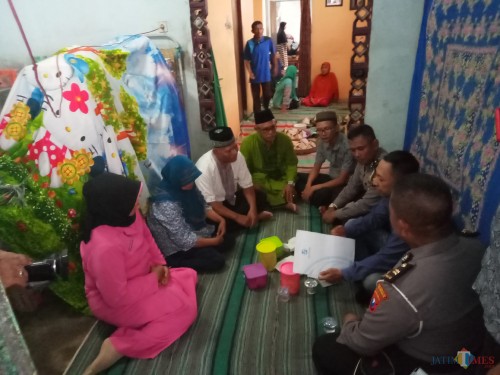 Rumah duka korban di kawasan Lesanpuro Gang 2 tampak ramai pentakziah. (Anggara Sudiongko/MalangTIMES)