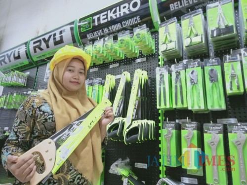 Produk pertukangan Tekiro Tools kini hadir di Graha Bangunan.(Foto : Aunur Rofiq/BlitarTIMES)