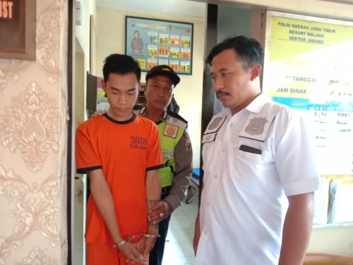 Sugeng Siswanto alias Kuncung tersangka kekerasan dalam rumah tangga yang tega menghajar ibu kandungnya, saat diamankan petugas kepolisian