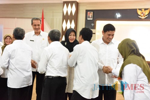 Wali Kota Kediri Melantik 48 Pejabat Administrator dan Pengawas di Lingkungan Pemkot Kediri. (Foto: Bams Setioko/JatimTIMES)