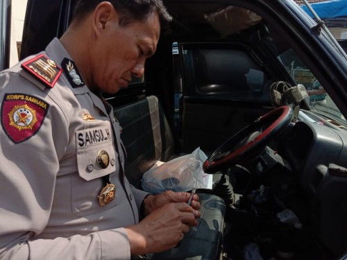 Kapolsek Jabung AKP Syamsul Hidayat saat memeriksa barang bukti pencurian, berupa mobil pick up dan kunci T sebelum diserahkan kepada pemiliknya untuk pinjam pakai