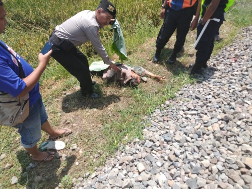 Kondisi korban yang sudah tergeletak tak bernyawa usai ditabrak kereta (Ist)