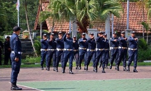 Satpam saat berbaris di Polres Batu.