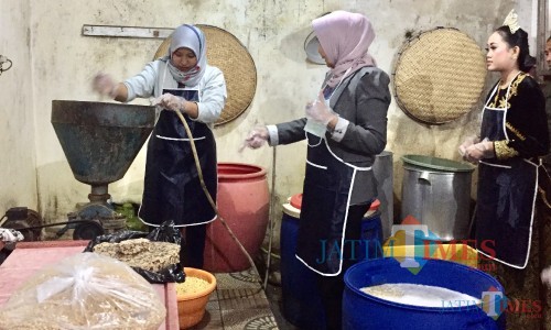 Wali Kota Batu Dewanti Rumpoko (tengah) saat akan mencoba proses penggilingan kacang kedelai di Omah Tempe di Dusun Karangjambe, Desa Beji, Kecamatan Junrejo, beberapa saat lalu. (Foto: Irsya Richa/MalangTIMES)