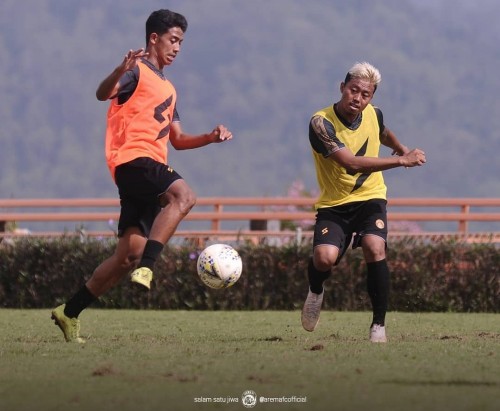 Kushedya Hari Yudo (kanan) saat mengikuti serangkaian TC di Kota Batu bersama Arema FC (official Arema FC)