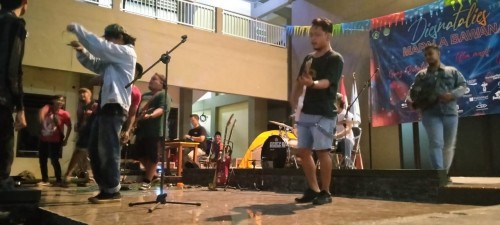 Aksi band reggae Gang Bontoe di Dis Natalis Mapala Bawana Unisba Blitar ke-11