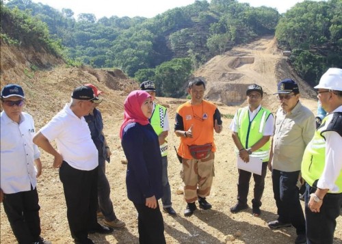 Gubernur Jatim Khofifah Indar Parawansa (jilbab merah) bersama rombongan meninjau JLS. (Foto: Instagram)