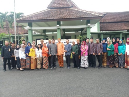 Para pegawai DPUPRPKP yang memakai baju daerah setiap Kamis (DPUPRPKP)