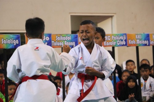 Ke dua atlet putra sedang bertanding di Kejuaraan Karate se Jawa-Bali di GOR Gajah Mada, Keluran Sisir, Kecamatan Batu.