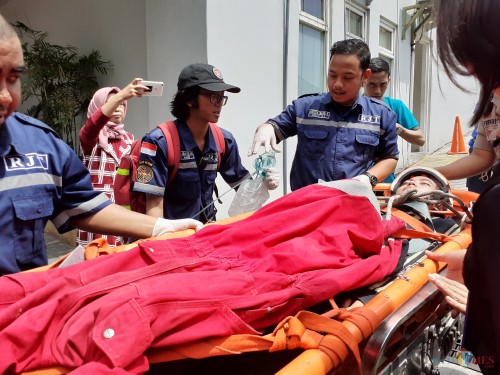 Proses evakuasi salah satu korban kebakaran saat simulasi kebencanaan di Hotel The 1O1 OJ Malang. (Arifina Cahyanti Firdausi/MalangTIMES)