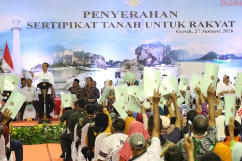 Presiden RI Joko Widodo ketika membagikan sertifikat