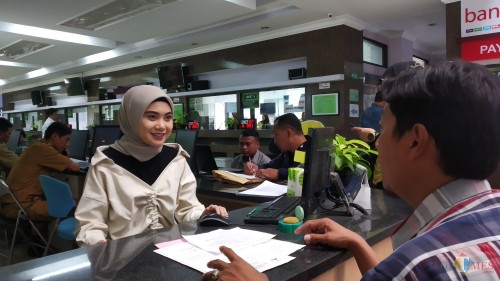 Petugas saat memberikan layanan informasi kepada pengurus izin di Disnaker-PMPTSP Kota Malang. (Pipit Anggraeni/MalangTIMES).