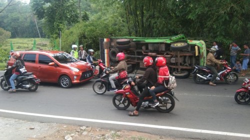 Kondisi truk yang nguling sesaat sebelum dievakuasi dengan mobil derek (Foto : Istimewa)
