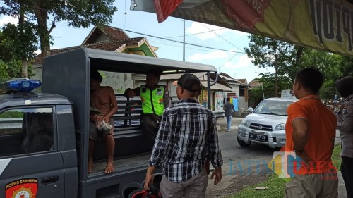 ODGJ yang sering onani di pinggir jalan diamankan petugas gabungan. (Foto: Dokumen BlitarTIMES)