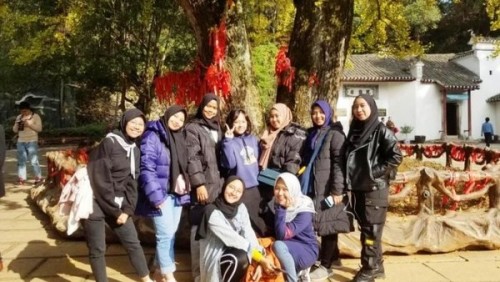 Para mahasiswa UNESA di Wuhan