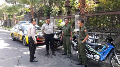 Petugas Polresta Malang Kota, saat melakukan kunjungan ke lingkungan perumahan (ist)