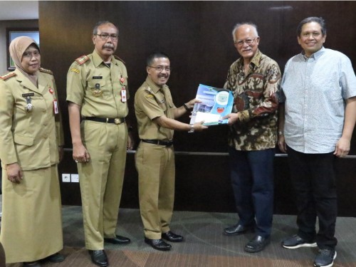 Wakil Wali Kota Batu, Punjul Santoso saat menerima bantuan untuk perbaikan sekolah rusak SDN Tulungrejo 3 dari Hon Member, Mohan Vaswani, Rotary Club dan Ishk Tolaram di lantai 5, Balai Kota Among Tani, Senin (27/1/2020). (Foto: Humas Pemkot Batu)