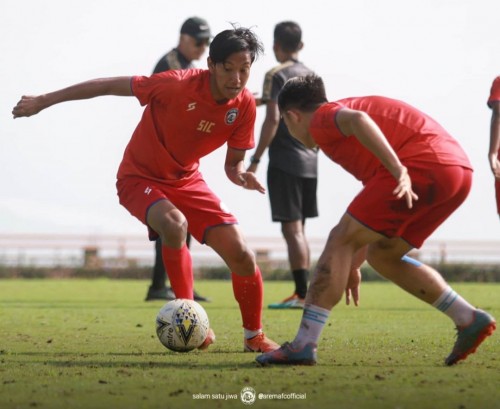 Syaiful Indra (kiri) saat menjalani latihan di Kota Batu (official Arema FC)