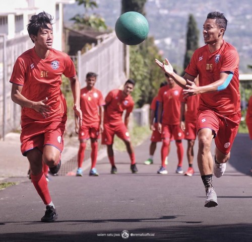 Syaiful Indra (kiri) saat menjalani latihan fisik di Kota Batu (official Arema FC)
