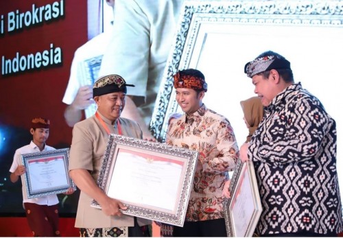 Bupati Malang Sanusi saat menerima penghargaan SAKIP 2019 dengan nilai BB. (Foto: Humas Pemkab Malang)