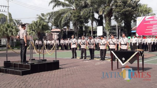 Kapolres Batu AKBP Harviadhi Agung Prathama saat memimpin sertijab kepada 6 personel di di halaman Polres Batu, Selasa (28/1/2020). (Foto: Irsya Richa/MalangTIMES)