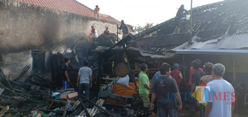 Kondisi rumah korban kebakaran sesaat setelah api baru saja dipadamkan. (Foto : Polsek Pakisaji for MalangTIMES)