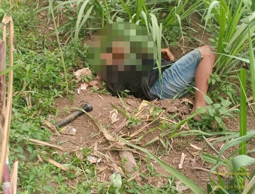 Jenazah Misnan alias Gerandong sesaat sebelum dievakuasi ke kamar mayat (Foto : Dokumen MalangTIMES)