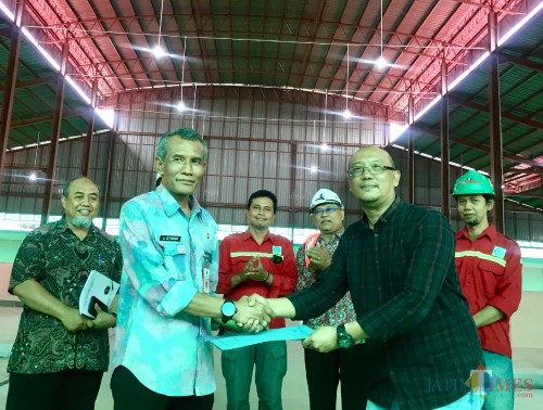 Kepala DPKPP Kota Batu, Arief Setyawan menerima serah terima pekerjaan dari Direktur PT Bintang Wahana Tata Wahyu Prasetyawan di Pasar Sayur Kota Batu, Selasa (28/1/2020). (Foto: Irsya Richa/MalangTIMES)