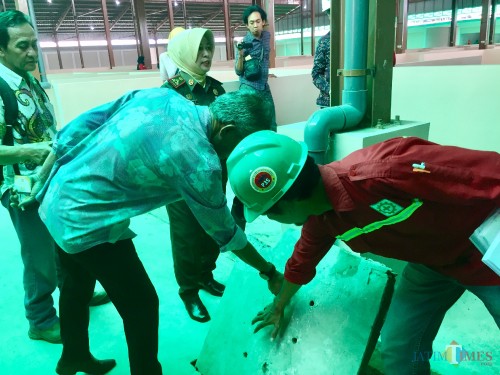 Kepala Kejaksaan Negeri Kota Batu, Sri Heny Alamsari saat meninjau sistem drainase di Pasar Sayur, Selasa (28/1/2020) (Foto: Irsya Richa/MalangTIMES)