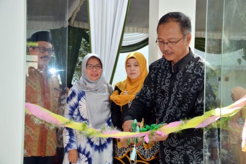 Rektor UIN Maliki Malang Prof Dr Abdul Haris MAg meresmikan gedung Laktasi dengan memotong pita didampingi para wakil rektor dan DWP UIN Maliki Malang (Foto: istimewa)