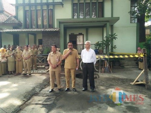 Wakil Wali Kota Malang Sofyan Edi Jarwoko (tengah) didampingi Sekretaris Daerah Kota Malang Wasto (kiri) dan inisiator sumur injeksi Prof Dr Ir M Bisri MS (kanan) saat hendak membuat sumur injeksi di Kantor DPUPRKP. (Muslimin/MalangTIMES)