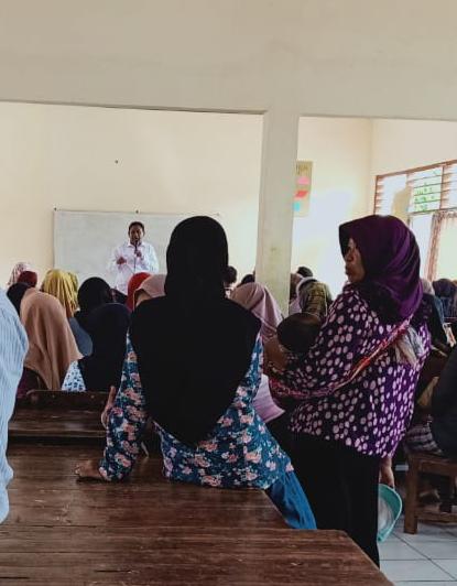 Puluhan orang tua murid saat geruduk SDN 3 Besole, minta agar empat guru tidak dipindah / Foto : Istimewa / Tulungagung TIMES