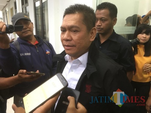 Wakil Ketua Komisi III DPR RI, Adies Kadir (jaket hitam kemeja putih) saat menyampaikan kritisannya terhadap tuntutan jaksa kepada terpidana pembunuh begal (Foto : Ashaq Lupito / MalangTIMES)