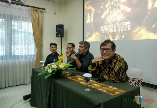 Direktur UBTV Dr Riyanto MHum (pegang mic) saat menjelaskan Brawijaya Television Awards 2020. (Foto: Ima/MalangTIMES)
