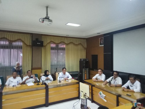 Direksi RSSA Malang kala melakukan konferensi pers mengenai pasien suspect virus Corona yang dirawat di RSSA (Anggara Sudiongko/MalangTIMES)