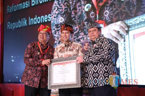 Bupati Maryoto Birowo saat menerima SAKIP Award di Bali. (Foto: Galih/Tulungagung TIMES)