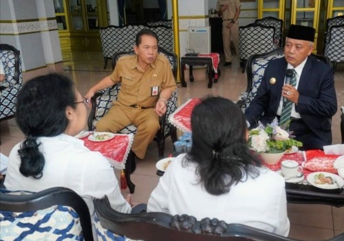 Bupati Malang Sanusi (kanan depan) bersama Sekda Didik Budi Muljono saat menerima tim BPK Perwakilan Jatim untuk audit LKPD 2019.(Humas for MalangTimes)