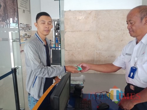 Penumpang di Stasiun KA Blitar mendapat masker gratis dari PT KAI (Foto: Team BlitarTIMES)