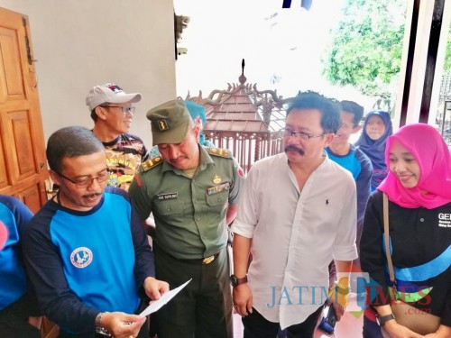 Tim Jumantik dari Puskesmas Sisir bersama Wakil Wali Kota Batu Punjul Santoso, dan tim Dinas Kesehatan Kota Batu saat memantau titik-titik yang menjadi sarang nyamuk di Kelurahan Sisir, Kecamatan Batu beberapa saat lalu. (Foto: Irsya Richa/MalangTIME