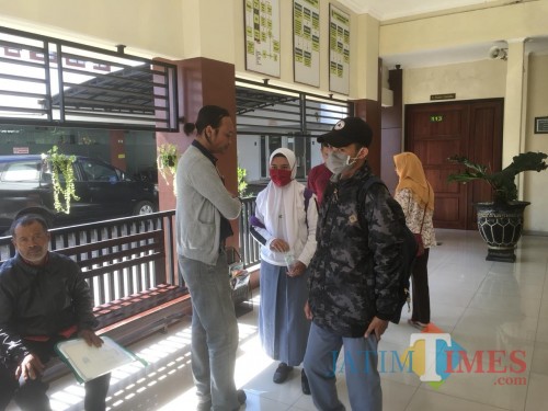 VN teman wanita pelaku pembunuh begal (kerudung putih masker merah) sesaat sebelum dimintai kesaksiannya dalam proses peradilan di PN Kepanjen (Foto : Ashaq Lupito / MalangTIMES)