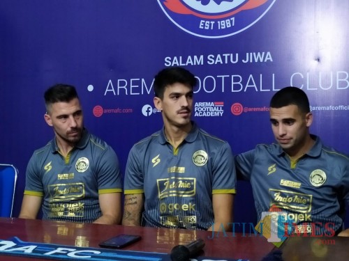 Dari kiri: Jonathan Bauman, Matias Malvino dan Elias Alderete saat dikenalkan sebagai pemain Arema FC (Hendra Saputra/ MalangTIMES)