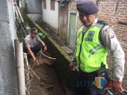 Polsek Binangun melakukan olah tkp di lokasi ditemukanya bayi yang terkubur.(Foto : Team BlitarTIMES)