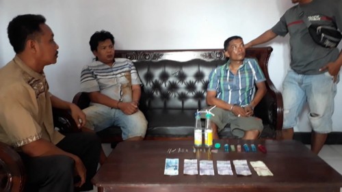 Rudi Hartono dan rekannya (duduk berdampingan) saat dilakukan interogasi