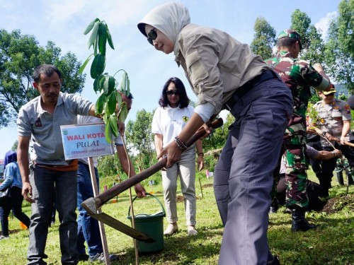 Wali Kota Batu saat menanam pohon di di kawasan Peternakan Kuda Megastar, Desa Oro-Oro Ombo, Kecamatan Batu, Jumat (31/1/2020)