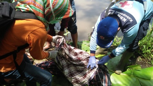 Foto olah TKP dan evakuasi jenazah wanita lansia di tepian Sungai Brantas. (Foto: Istimewa)