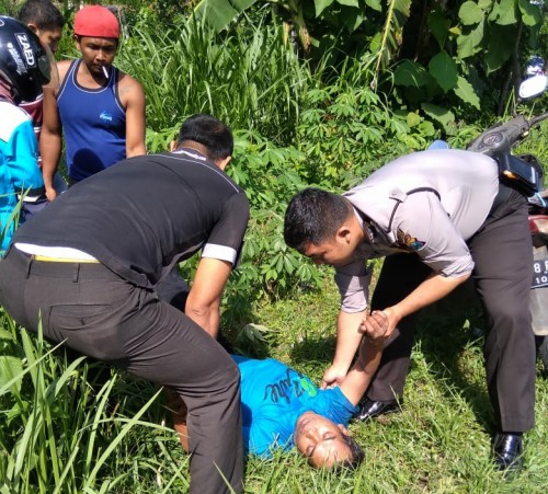 Mr X saat di evakuasi warga dari TKP / Foto : Istimewa / Tulungagung TIMES